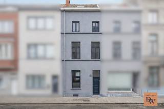 In Ledeberg vind je deze praktische woning met 4 slaapkamers en een gezellige koer, op een centrale ligging vlak bij Gent.<br /><br />De woning heeft een bewoonbare oppervlakte van ca. 146 m² en EPC-label C.<br /><br />Indeling:<br />Gelijkvloers met inkomhal, leefruimte, keuken, badkamer en toegang tot de koer.<br />Eerste verdieping met 2 slaapkamers, en op de bovenste verdieping nog 2 extra slaapkamers.<br />Verder is er een zolder (bergruimte) en een kelder aanwezig.<br /><br />De woning is asbestveilig en biedt ook interessant potentieel als investering.<br /><br />BIEDPRIJS vanaf €300.000<br />De verkoop gebeurt via een biedformule.<br /><br />📅 Opendeurdag: zaterdag 2 mei (enkel op afspraak)<br /><br />Goede ligging met winkels, scholen, openbaar vervoer en invalswegen in de buurt.<br /><br />Interesse of graag meer info?<br />Hoveniersstraat 16 – 9050 Ledeberg<br />📧 lorina@vastgoedw.be<br />📞 0460 96 90 61