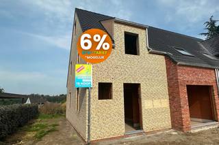 Ce projet immobilier neuf et élégant comprend deux maisons jumelées situées dans le quartier calme et idyllique de Bottelare. <br />Les logements allient une architecture moderne à une atmosphère chaleureuse et ont été conçus dans un souci de confort, de luminosité et de fonctionnalité.<br />Grâce aux grandes baies vitrées, vous bénéficiez dans chaque pièce d'une lumière naturelle abondante et d'une connexion avec le jardin.<br /><br />AGENCEMENT :<br />Hall d'entrée, toilettes invités avec lavabo, pièce à vivre lumineuse avec cuisine ouverte, débarras pratique, 3 chambres et une salle de bains équipée d'une baignoire et d'une douche à l'italienne. <br />Le grenier offre la possibilité de créer une ou plusieurs pièces supplémentaires ainsi qu'une deuxième salle de bains/dressing.<br /><br />Vous avez en outre la liberté d'aménager la cuisine et la salle de bains entièrement selon vos goûts, avec un budget généreux de 20 000 € et 7 000 €.<br /><br />Cette maison est construite selon les normes énergétiques strictes en vigueur et est équipée, entre autres, de panneaux solaires, d'une pompe à chaleur, de double vitrage à haut rendement et d'une isolation de qualité au niveau des sols, des murs creux et du toit.<br /><br />Achat avec une TVA de 6 % sur la construction possible si vous remplissez les conditions requises.<br /><br />Les surfaces indiquées sont purement informatives et non contractuelles.<br /><br />Si vous souhaitez plus d'informations, les plans et le cahier des charges, appelez Marianne: 0478 38 12 88 ou envoyez un e-mail à marianne@cornelis-goeman.be