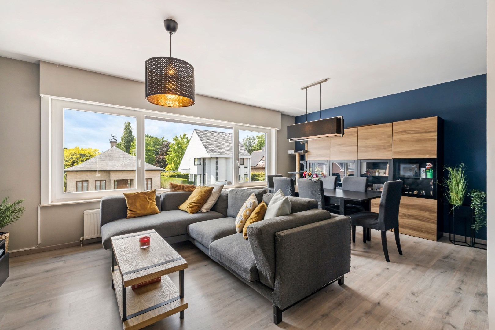 Instapklare rijwoning (bel-étage) met drie slaapkamers, zolder, tuin én garage te huur in Sint-Niklaas - foto 2