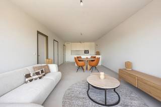 <p>OPENDEURDAG Zaterdag 04/07/2026 Op afspraak<br /><br />Op een strategische locatie in Zandhoven nabij het centrum verrijst <strong><em>Residentie Veertien</em></strong>, een nieuwbouwproject dat hedendaagse architectuur, verfijnd wooncomfort en toekomstgerichte technieken moeiteloos samenbrengt. Op de plaats waar vroeger de <em>14 Billekens</em> het aantrekkingspunt van Zandhoven was, ontstaan vandaag twee elegante gebouwen met 33 exclusieve appartementen en één hoofwaardige commerciële ruimte, verbonden via een ondergrondse parkeerkelder. Wenst u graag een appartement aan de rustige binnenzijde of geniet u liever van wat passage? Residentie 14 heeft het allemaal.</p>
<p></p>
<p><strong><em>Appartement A2.5: één slapkamer appartement op de tweede verdieping (77.90m²) </em></strong></p>
<p>INDELING: Inkomhal met vestiaireruimte en apart toilet, leefruimte met open ingerichte keuken aan een noordoostgericht terras; wasplaats/ berging, één slaapkamer met ensuite badkamer. Momenteel is het appartement bemeubeld zodat het woongevoel direct op je afkomt. Het individueel plan kan je terugvinden op onze website: https://www.yvesvanpelt.be/project/residentie-14/</p>
<p>Technisch blinkt dit project uit in kwaliteit en duurzaamheid. Dankzij de geothermische warmtepompen, vloerverwarming en -koeling, ventilatie C+, doorgedreven isolatie en gemeenschappelijke zonnepanelen wordt een E-peil tot maximaal E20 bereikt. Dit resulteert in een comfortabel binnenklimaat, opmerkelijk lage energiekosten en een 50% vermindering van de onroerende voorheffing gedurende 5 jaar.</p>
<p><br /><br /></p>
<p>Het terrein van 4.722m² wordt omgevormd tot een stijlvolle en onderhoudsvriendelijke groene omgeving met verfijnde wandelpaden en autostaanplaatsen voorzien van laadpalen. Verplichte aankoop van ondergrondse autostaanplaats en berging.<br /><br />De verkoop valt onder BTW op het constructie aandeel en registratie rechten op het grondaandeel. <br />Aankoop is mogelijk aan 6% BTW zowel voor wonen als verhuren (mits men voldoet aan de voorwaarden)</p>
<p></p>
<p>Bent u geïnteresseerd? Kom dan zeker met ons het appartement ontdekken!<br />T. 03 361 51 51 – M. info@yvesvanpelt.be</p>