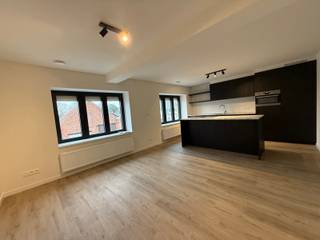 Dit instapklare duplex-appartement is gelegen aan de achterzijde van het gebouw, op wandelafstand van het centrum van Tessenderlo-Ham.Via de ruime...