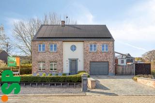 <strong>Zeer ruime gezinswoning op een perceel van 6A 68CA.<br /><br />Deze instapklare woning combineert ruimte, comfort en een uitstekende ligging in een kindvriendelijke omgeving, op wandelafstand van winkels, scholen en andere voorzieningen.<br /><br />Bij het binnenkomen word je verwelkomd in een royale inkomhal met gastentoilet. Van hieruit bereik je de lichtrijke en bijzonder ruime leefruimte, die naadloos overgaat in de volledig uitgeruste keuken met alle hedendaags comfort.<br /><br />Aansluitend bevindt zich een praktische berging/wasruimte met ingemaakte kasten. De ruime garage met elektrische poort zorgt voor extra gebruiksgemak.<br /><br />Op de eerste verdieping bevinden zich drie volwaardige slaapkamers. Eén van de kamers beschikt over een extra ruimte die perfect kan dienen als dressing, bureau of zelfs als vierde slaapkamer. De moderne badkamer is volledig uitgerust met ligbad, inloopdouche en een dubbel lavabomeubel. <br /><br />De woning beschikt bovendien over een zolder bereikbaar via een vaste trap. Daarnaast is de woning volledig onderkelderd, toegankelijk zowel langs binnen als buiten, een enorme troef voor hobbyruimte, stockage of extra polyvalente invulling. <br /><br />Buiten geniet je van een ruime, zonnige tuin met gezellig terras en een prachtige zwemvijver. Alsook de aanwezige zonneluifel zorgt voor extra comfort.<br /><br />De woning werd afgewerkt met duurzame materialen en behaalt een uitstekende EPC-score met label C (226 kWh/m² jaar). <br /><br />Een ideale gezinswoning voor wie ruimte, kwaliteit en een topligging weet te waarderen.<br /><br />Voor meer informatie of een bezoek ter plaatse:<br />📞 014 59 10 20<br />📧 jill@immosp.be<br />Benieuwd naar de waarde van uw eigen woning? Vraag vrijblijvend een gratis verkoopanalyse aan – wij helpen u graag verder!</strong>Zeer ruime gezinswoning op een perceel van 6A 68CA.<br /><br />Deze instapklare woning combineert ruimte, comfort en een uitstekende ligging in een kindvriendelijke omgeving, op wandelafstand van winkels, scholen en andere voorzieningen.<br /><br />Bij het binnenkomen word je verwelkomd in een royale inkomhal met gastentoilet. Van hieruit bereik je de lichtrijke en bijzonder ruime leefruimte, die naadloos overgaat in de volledig uitgeruste keuken met alle hedendaags comfort.<br /><br />Aansluitend bevindt zich een praktische berging/wasruimte met ingemaakte kasten. De ruime garage met elektrische poort zorgt voor extra gebruiksgemak.<br /><br />Op de eerste verdieping bevinden zich drie volwaardige slaapkamers. Eén van de kamers beschikt over een extra ruimte die perfect kan dienen als dressing, bureau of zelfs als vierde slaapkamer. De moderne badkamer is volledig uitgerust met ligbad, inloopdouche en een dubbel lavabomeubel. <br /><br />De woning beschikt bovendien over een zolder bereikbaar via een vaste trap. Daarnaast is de woning volledig onderkelderd, toegankelijk zowel langs binnen als buiten, een enorme troef voor hobbyruimte, stockage of extra polyvalente invulling. <br /><br />Buiten geniet je van een ruime, zonnige tuin met gezellig terras en een prachtige zwemvijver. Alsook de aanwezige zonneluifel zorgt voor extra comfort.<br /><br />De woning werd afgewerkt met duurzame materialen en behaalt een uitstekende EPC-score met label C (226 kWh/m² jaar). <br /><br />Een ideale gezinswoning voor wie ruimte, kwaliteit en een topligging weet te waarderen.<br /><br />Voor meer informatie of een bezoek ter plaatse:<br />📞 014 59 10 20<br />📧 jill@immosp.be<br />Benieuwd naar de waarde van uw eigen woning? Vraag vrijblijvend een gratis verkoopanalyse aan – wij helpen u graag verder!