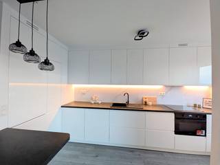 <p>Appartement - 2 slpk met terras - Hoboken</p><p>Volledig gerenoveerd 09/2026.</p><p>Dit appartement aan de Weerstandlaan is van a tot z aangepakt voor wie gewoon zorgeloos wil intrekken.</p><p>Binnen verrast het appartement met een heldere lichtinval, functioneel ingedeeld met volledig nieuwe keuken incl. toestellen, badkamer met inloopdouche, en twee volwaardige slaapkamers. Hier geen renovatiestress of onverwachte kosten.</p><p>De ligging in Hoboken combineert praktische bereikbaarheid met rust: lokale bakkers, supermarkten, sportfaciliteiten en openbaar vervoer liggen op loopafstand, terwijl u op een kwartiertje in centrum Antwerpen staat. Voor starters of investeerders, geleverd met onze concrete instapgarantie.</p><p>Ruimtes<br />• Ruime woonkamer met veel lichtinval<br />• Open keuken met nieuwe toestellen (10 jaar garantie):<br />- vaatwasser,<br />- microgolfoven<br />- inductie kookplaat<br />- koelkast met diepvries<br />- dampkap met ingebouwde filter<br />• 2 slaapkamers<br />• Ruim terras<br />• Bergruimte voor wasmachine<br />• Badkamer met inloopdouche<br />• Apart toilet<br />• Hal:<br />- grote inbouwkast<br />- glazen tussendeur living<br />• Kelderruimte</p><p>Troeven<br />• Nieuwe kwalitatieve laminaatvloer<br />• Veel opbergruimte<br />• Garantie op keukentoestellen en keukenkasten<br />• Instapklaar<br />• Energiezuinig: EPC B<br />• Breed overdekt terras<br />• Fietsenstalling<br />• Toplocatie</p>