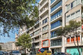 Bent u op zoek naar een appartement op een centrale ligging? Dan is dit appartement met 1 slaapkamerappartement gelegen op de eerste verdieping van Residentie North precies wat u zoekt. De lichtrijke woonkamer vormt samen met de halfopen keuken een aangename leefruimte waar het heerlijk vertoeven is. Achteraan bevindt zich een ruime slaapkamer, die rechtstreeks uitgeeft op een royaal terras. Dankzij de praktische indeling is dit appartement perfect als vaste woonst, tweede verblijf aan zee of als interessante investering. een extra troef is de parkeerplaats in het gebouw die optioneel kan worden aangekocht, wat in het centrum van Oostende een absolute meerwaarde is. Interesse? Neem vandaag nog contact met ons op voor meer informatie of een bezichtiging en ontdek zelf dit aantrekkelijke appartement.