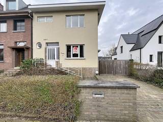 Bent u op zoek naar de ideale balans tussen rust en de dynamiek van de stad? Deze ruime woning biedt het beste van twee werelden. Gelegen in...