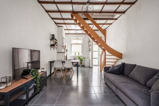 BEZOEKDAG ZATERDAG 20/06 TUSSEN 14U30 - 16U30 OP AFSPRAAK <br /><br />Op zoek naar een praktische woning met een uitstekende ligging in Gent? Dan is deze woning zeker een bezoek waard.<br /><br />Bij het binnenkomen komt u terecht in een lichtrijke leefruimte met aanpalende keuken. Verder beschikt het gelijkvloers over een aparte berging en een toilet.<br /><br />Op de eerste verdieping vinden we een volwaardige slaapkamer en een ruime badkamer, voorzien van een douche en lavabomeubel.<br /><br />Op de tweede verdieping bevindt zich een tweede ruime slaapkamer. Dankzij de mezzanine is er bovendien extra opbergruimte aanwezig.<br /><br />De locatie is een absolute troef. De woning ligt vlak bij het station Gent-Sint-Pieters en geniet van een vlotte verbinding naar verschillende invalswegen. Ook het centrum van Gent bereikt u in enkele minuten met de fiets. Winkels, scholen en openbaar vervoer bevinden zich bovendien in de directe omgeving.<br /><br />De vermelde prijs is een startprijs, elk bod boven deze prijs wordt voorgelegd aan de eigenaar. <br /><br />Graag meer informatie of een bezoek gepland? Contacteer Fleur via 0477 82 85 42 of fleur.beernaert@acasa.immo