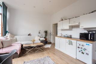 Gelegen in het charmante en autoluwe Kopstraatje, midden in het historische centrum van Antwerpen, vinden we deze gezellige studio met een aparte slaapruimte en badkamer.<br />De ligging is zonder twijfel één van de grootste troeven van deze eigendom. Het Kopstraatje bevindt zich op wandelafstand van de Grote Markt, de Schelde, de Groenplaats en de Meir. De buurt combineert het authentieke karakter van de Antwerpse binnenstad met een bijzonder ruim aanbod aan winkels, restaurants, cafés en culturele voorzieningen. Alles wat de stad te bieden heeft, bevindt zich letterlijk voor de deur.<br /><br />De studio beschikt over een leefruimte met een afzonderlijke slaapruimte,, een badkamer en een praktische indeling. Dankzij de aparte slaapruimte biedt de studio meer wooncomfort en privacy dan een klassieke open studio.<br />Een interessante eigendom voor investeerders: de studio is momenteel stabiel verhuurd, waardoor de nieuwe eigenaar vanaf de aankoop kan rekenen op een bestaande huuropbrengst. De combinatie van een aantrekkelijke ligging, een compact en vlot verhuurbaar type eigendom en een gevestigde huurder maakt dit een interessante investering in het centrum van Antwerpen.