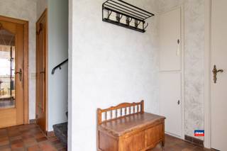 <p><span>WILRIJK | OP TE FRISSEN GEZINSWONING MET DRIE SLAAPKAMERS EN ZUID TUIN OP EEN TOTALE GRONDOPPERVLAKTE VAN 242m² | EPC C |</span></p><p><span>Indeling als volgt : gelijkvloers : inkomhal - gastentoilet - berging - woonkamer - eetkamer - salon - halfopen, geïnstalleerde keuken - veranda/wasplaats - gezellige tuin met servitudeweg voor fietsen.<br />Eerste verdieping : traphal - 3 slaapkamers - badkamer met douchecabine, lavabo en toilet.</span></p><p><span>Zolderverdieping is te bereiken met stevige trapladder: bergzolder + zolderkamer</span></p><p><span>De woning is gunstig gelegen en zéér rustig op wandelafstand van scholen, winkels, openbaar vervoer, invalswegen en (speel)park voor de deur.</span></p><p><span>Troeven:</span></p><ul><li><span>gunstig EPC</span></li><li><span>het open gevoel op het gelijkvloers</span></li><li><span>connectie met de tuin</span></li><li><span>zéér rustige zuidelijke tuin met een servitudeweg en achterliggende buurttuintjes</span></li><li><span>zolder met mogelijkheid tot extra slaapkamer</span></li></ul><p><span> </span></p><p><span> </span></p>