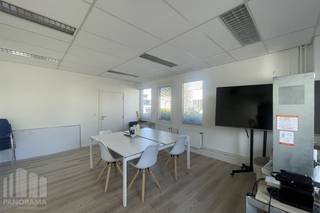 Kantoorruimte van <strong>136 m²</strong> met opslagruimte van <strong>78 m² </strong>gelegen in het <em>Sphere Business Park</em> te Zellik.<br />Uitstekend gelegen langs de bedrijvige <strong>Pontbeeklaan (N9)</strong>, met op slechts 2 km een vlotte aansluiting op de R0 en de E40 via de op- en afrit Groot-Bijgaarden. Zowel Brussels Airport als het stadscentrum van Brussel bevinden zich op slechts 15 minuten rijden. Bovendien is de site uitstekend bereikbaar met het openbaar vervoer: het station van Zellik ligt op amper 1 km afstand en diverse bushaltes bevinden zich in de onmiddellijke omgeving.<br /><br />Deze instapklare kantoorruimte op het gelijkvloers werd afgewerkt met kwalitatieve materialen en geniet van een overvloed aan natuurlijk licht dankzij de grote raampartijen. De ruimte beschikt over LED-verlichting, dubbele beglazing, efficiënte verwarming en verzorgd sanitair, wat zorgt voor een aangename en professionele werkomgeving. De indeling omvat onder meer een vergaderzaal, een kitchenette en een praktische berging, waardoor de kantoorruimte perfect geschikt is voor diverse bedrijfsactiviteiten.<br /><br />De opslagruimte van<strong> 78 m²</strong> is vlot toegankelijk via een <strong>automatische sectionale poort.</strong><br /><br />Daarnaast zijn er <strong>5 privatieve parkeerplaatsen</strong> inbegrepen, wat extra comfort biedt voor zowel medewerkers als bezoekers. <strong>Beschikbaar vanaf 01/07/2026!</strong> <br /><br />Contacteer PANORAMA B2B voor bijkomende inlichtingen, plannen of een plaatsbezoek via 0477 09 00 09.