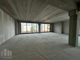 Nieuwbouw kantoor van <strong>142 m²</strong> te koop op amper 900 m van de Oudenaardsesteenweg (N391) die na 2 km verbinding biedt naar de E17 via op- en afrit 3 Kortrijk-Oost.<br /><br />Het <strong>casco+ kantoor</strong> wordt voorzien van vloerbekleding (keramische tegels), stopcontacten, schakelaars en lichtpunten. Verder beschikt de kwalitatieve kantoorruimte over videofonie, sanitair, individuele buitenunit voor klimaatsysteem alsook verlaagde plafonds. Ruime parkeermogelijkheden bij het gebouw.<br /><br />De ruimte maakt deel uit van het de nieuwbouw bedrijvencampus "PARK APART" en situeert zich in een stand alone kantoorgebouw aan de ingang van het project. Onmiddellijk beschikbaar.<br /><br />Contacteer <strong>PANORAMA B2B</strong> voor bijkomende inlichtingen, plannen of een vrijblijvend plaatsbezoek <strong>056 222 256</strong>.