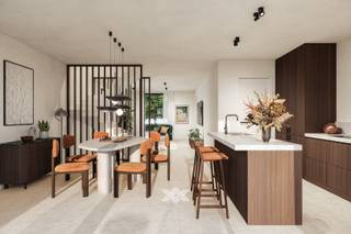 Deze penthouse met een oppervlakte van 103.41 m² is ingedeeld als volgt: een inkomhal met plaats voor een vestiairekast, een lichtrijke woonkamer bestaande uit een zithoek, eethoek met aansluitende de open keuken, een praktische berging, een afzonderlijk toilet, twee slaapkamers en een badkamer voorzien van een inloopdouche, een ligbad en een enkele wastafel. Het terras van 10.60 m² is zuidwestelijk georiënteerd. <br /><br />Elke koper krijgt bovendien de mogelijkheid om zijn of haar appartement volledig naar eigen smaak af te werken. Dankzij het ruime afwerkingsbudget voor keuken, vloerbekleding en sanitair, inbegrepen in de aankoopprijs, creëert u een woonst die volledig aansluit bij uw persoonlijke stijl en noden.<br /><br />Residentie D'Hulhaege wordt het nieuwe referentiepunt bij het binnenrijden van Deinze vanuit de richting van Drongen. Gelegen op wandelafstand van het centrum, maar toch buiten de drukte. De ligging biedt vele troeven: een vlotte bereikbaarheid, alle voorzieningen binnen handbereik en een uitgebreid aanbod aan openbaar vervoer.<br /><br />Verlaagd BTW-tarief van 6% mogelijk op de volledige constructiewaarde, nu ook voor investeerders mits min. 15 jaar verhuur.<br /><br />Benieuwd naar het nieuwbouwproject D'Hulhaege? Wij ontvangen je graag voor een persoonlijke en vrijblijvende kennismaking.