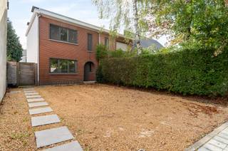 <p>Instapklare woning met 3 slaapkamers, ruime oprit en tuin in Kapellen.</p><p>Bij het binnenkomen verwelkomt de inkomhal u in de woning. Van hieruit bereikt u de leefruimte, waar de ingemaakte kast zorgt voor extra opberggemak. De aangename connectie met de tuin zorgt voor een fijne overgang tussen binnen en buiten.</p><p>Aansluitend bevindt zich de keuken. Via de eetruimte is er toegang tot de droge kelder. Verder omvat het gelijkvloers een praktische berging met toegang tot de bergzolder en een afzonderlijk gastentoilet.</p><p>Op de eerste verdieping geeft de overloop, eveneens voorzien van een ingemaakte kast, toegang tot twee slaapkamers en de badkamer, die voorzien is van een dakkoepel. Via een doorloopkamer kom je in de derde slaapkamer terecht. Deze is ook ideaal in te richten als dressing of bureau.</p><p>Buiten is er een groot terras en een compacte, onderhoudsvriendelijke tuin. De grote oprit zorgt voor extra parkeergemak voor 4 wagens.</p><p>Ook de ligging is een pluspunt. Winkels en scholen bevinden zich in de nabijheid, waardoor dagelijkse voorzieningen vlot bereikbaar zijn.</p><p>Bij interesse kan je, op afspraak , in het weekend van 31 oktober en 1 november 2026 komen kijken.</p>