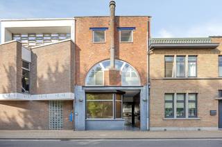 Dit verzorgd gelijkvloers appartement aan de Pastoor Vandenhoudtstraat 3 in Kapellen biedt een ideale mix van comfort, praktische indeling en een centrale ligging. Dankzij de nabijheid van winkels, openbaar vervoer, scholen en belangrijke invalswegen geniet u hier van alle dagelijkse voorzieningen binnen handbereik, terwijl u toch rustig woont.<br /><br />Via de gemeenschappelijke binnenkoer/tuin bereikt u het appartement. Binnenkomen doet u in de ruime en lichtrijke leefruimte, die kan ingedeeld worden in eet- en zitgedeelte. Verder de tijdloze keuken. <br />Het appartement beschikt over 1 volwaardige slaapkamer met ensuite badkamer voorzien van douche, lavabomeubel en toilet. Tot slot is er nog een praktische berging/technische ruimte met ingemaakt kast en aansluiting voor wasmachine en droogkast.<br /><br />Extra troeven zijn de gemeenschappelijke tuin/koer en de gezamenlijke fietsenberging. <br /><br />Bijzonderheden<br />- Gemeenschappelijke tuin/koer<br />- Gezamenlijke fietsenberging<br />- Dak vernieuwd<br />- Centrale ligging in Kapellen<br />- EPC: 648 kWh/m² (label F) - mits verandering verwarming label C mogelijk<br />- Elektrische verwarming<br /><br />Neem gerust contact op voor meer informatie of een bezoek! 03/666 66 66 of femke.van.helvert@dewaele.com - <br /><br />Dit pand is onderworpen aan de renovatieverplichting van de Vlaamse overheid voor residentiële gebouwen (behoudens bij sloop binnen 5 jaar na de aankoop). Consulteer voor meer informatie de website van het Vlaams Energie- en Klimaatagentschap via https://www.vlaanderen.be/een-woning-kopen/renovatieverplichting-voor-residentiele-gebouwen<br /><br />Bestuursmaatregelen in het maatregelenregister: nee