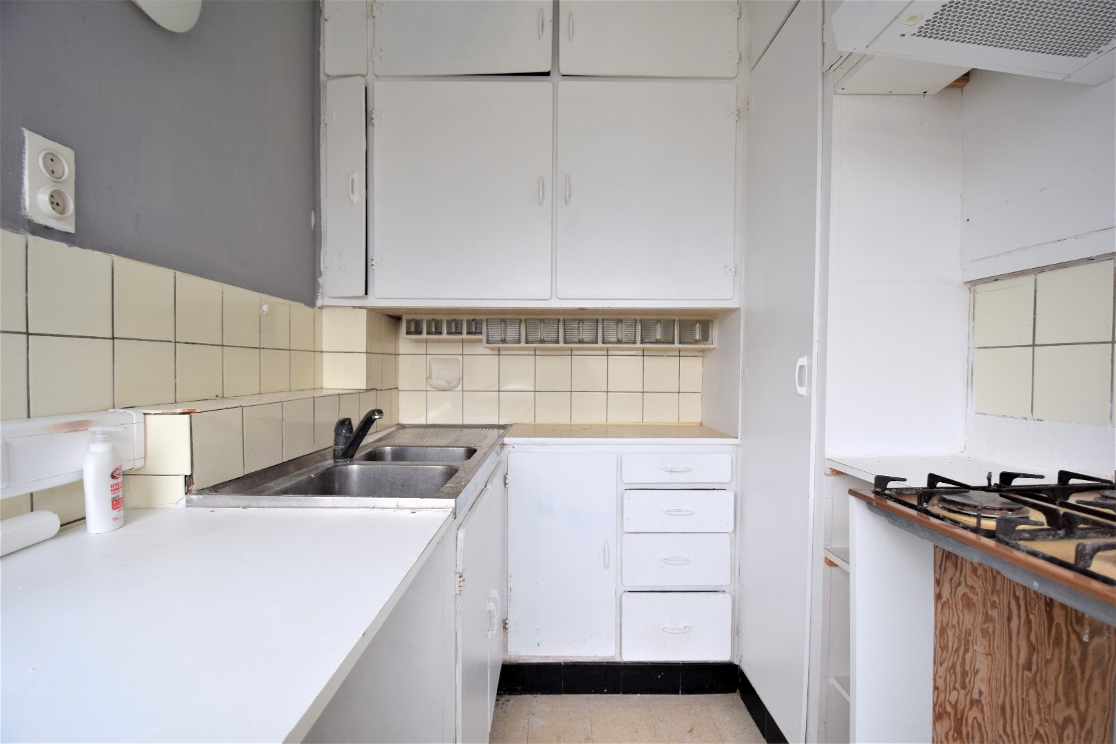 Te renoveren opbrengsteigendom met twee appartementen, parkings en tuin - foto 4