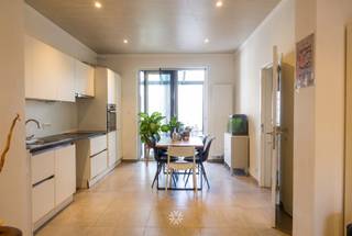<p><span>GENT - Burggravenlaan 252: Ben je op zoek naar een</span><span> ruim één slaapkamer appartement te huur in Gent?</span><span> Dan is dit pand mogelijk iets voor jou. </span></p><p><span> </span></p><p><span>De belangrijkste troeven:</span></p><ul><li><span>Toplocatie: op wandel afstand van Gent Sint-Pietersstation</span></li><li><span>Ruim en aangenaam terras</span></li><li><span>Recent gerenoveerd</span></li></ul><p><span> </span></p><p><span>Indeling: </span></p><p><span>Leefruimte, open ingerichte keuken (kookplaat, dampkap, koelkast, diepvries, oven), badkamer uitgerust met douche, dubbel lavabomeubel en toilet (incl. aansluiting wasmachine), ruime slaapkamer. Ruime buitenruimte met aansluitend een berging. </span></p><p><span> </span></p><p><span>Belangrijke informatie:</span></p><p><span>Beschikbaar vanaf: 01/10/2026. Domicilie verplicht.</span></p><p><span>Huurprijs: €925 + €35 provisie onderhoud gemene delen. EGW (elektriciteit, gas en water) afzonderlijk af te rekenen.</span></p><p><span> </span></p><p><span>Interesse in dit tof appartement? Vraag dan snel jouw bezoek aan via onze website www.axellenaerts.be!</span></p><p><span> </span></p>