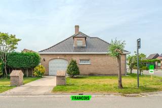 In een residentiële omgeving van Middelkerke, langs de Franciscus Dierendockstraat 10, bevindt zich deze ruime villa met een bewoonbare oppervlakte van 272 m² op een perceel van 544 m². De woning combineert royale volumes, een doordachte indeling en een aangename tuin rondom de woning.<br /><br />Bij het binnenkomen wordt u verwelkomd in een prachtige inkomhal die meteen het gevoel van ruimte benadrukt. Van hieruit bereikt u de lichtrijke leefruimte, waar grote raampartijen zorgen voor een aangename verbinding met de tuin. De verschillende leefzones bieden voldoende plaats voor een comfortabele zithoek en eetruimte.<br /><br />Aansluitend bevindt zich een aparte keuken met toegang tot de garage en de buitenruimte. Op het gelijkvloers beschikt de woning bovendien over een ruime slaapkamer met een ensuite badkamer voorzien van zowel een ligbad als een douche. Daarnaast is er een afzonderlijk gastentoilet en een extra kamer die vandaag ingericht is als dressing, maar zich perfect leent voor diverse invullingen.<br /><br />Via de elegante trap bereikt u de eerste verdieping. Hier bevinden zich nog vier volwaardige slaapkamers en een tweede badkamer, waardoor deze villa in totaal vijf slaapkamers telt en bijzonder geschikt is voor grotere gezinnen of wie op zoek is naar extra ruimte voor bureau, hobby of logeerkamers.<br /><br />Rondom de woning ligt een verzorgde tuin die geniet van een aangename oriëntatie en verschillende plekken biedt om in alle rust van het buitenleven te genieten. Een tuinhuis zorgt voor extra opbergruimte. De inpandige garage wordt aangevuld met een private parkeerplaats voor de woning.<br /><br />Met een EPC C beschikt deze villa over een solide energetische basis. Dankzij de ruime oppervlakte, de aanwezigheid van een slaapkamer op het gelijkvloers en de kwalitatieve structuur biedt deze eigendom een uitstekende basis voor wie op zoek is naar een ruime en stijlvolle woning op een rustige ligging in Middelkerke.<br /><br />Voor meer informatie of een bezoek kunt u contact opnemen met Inti op inti@immofrancois.be of 0499 74 89 74.<br /><br />