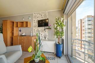 Op zoek naar een gezellige studio aan de kust? Deze charmante studio van 37 m² combineert comfort, licht en een praktische indeling en vormt een ideaal tweede verblijf, pied-à-terre of interessante investering.<br /><br />De aangename leefruimte geniet dankzij de grote raampartijen van veel natuurlijk licht en biedt plaats voor een gezellige zithoek en eethoek. De open keuken sluit mooi aan op de leefruimte en is praktisch ingericht. Achteraan bevindt zich een handige slaaphoek, aangevuld met een moderne badkamer.<br /><br />Een extra troef is het balkon, waar u in alle rust kunt genieten van de buitenlucht en de aangename sfeer van de kust.<br /><br />Dankzij de uitstekende EPC-score B is deze studio bovendien energiezuinig. De ligging zorgt ervoor dat winkels, horeca, openbaar vervoer en alle dagelijkse voorzieningen vlot bereikbaar zijn.<br /><br />Een leuke en instapklare studio met een uitstekende prijs-kwaliteitverhouding. Ideaal voor wie zorgeloos wil genieten van de kust of op zoek is naar een interessante investering.