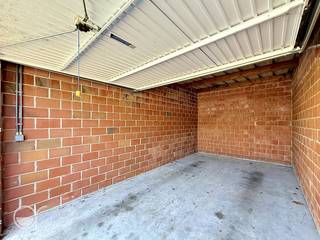 Deze garagebox is gelegen op goede locatie in de Visitatiestraat te Sint-Amandsberg. Beschikbaar vanaf 01/07/2026 en te bezoeken na afspraak...