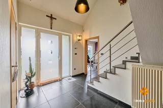 <p><span>Deze zéér ruime, luxueus afgewerkte woning met 3 tot 5 slaapkamers en een grote, vrijstaande garage is gelegen op een perceel van 9a60ca. </span></p><p><span> </span></p><p><span>Indeling gelijkvloers:</span><span> inkomhal, bureauruimte, dressing, apart toilet, ruime woonkamer met gashaard, keuken, sas, berging/wasplaats met douche. </span></p><p><span> </span></p><p><span>Indeling verdieping:</span><span> nachthal, 3 slaapkamers, badkamer met ligbad, apart toilet. </span></p><p><span> </span></p><p><span>De bureauruimte en dressing op het gelijkvloers kunnen tevens dienst doen als extra slaapkamers.</span></p><p><span> </span></p><p><span>Achteraan het perceel bevindt zich een vrijstaande garage van maar liefst 82 m², met bovenliggende zolder voor nog meer opslagruimte!</span></p><p><span> </span></p><p><span>Troeven:</span></p><ul><li><span>Zéér ruime woning</span></li><li><span>3 tot 5 slaapkamers</span></li><li><span>Ruime woonkamer met gashaard</span></li><li><span>Vernieuwde keuken </span></li><li><span>Grote dressing</span></li><li><span>Overdekt terras</span></li><li><span>Zéér ruime, vrijstaande garage met grote zolder</span></li><li><span>Rustige, kindvriendelijke omgeving</span></li><li><span>Op slechts 2 km van diverse winkels</span></li><li><span>Vlakbij diverse verbindingswegen </span></li><li><span>Oprit autostrade op slechts 10 km</span></li></ul>