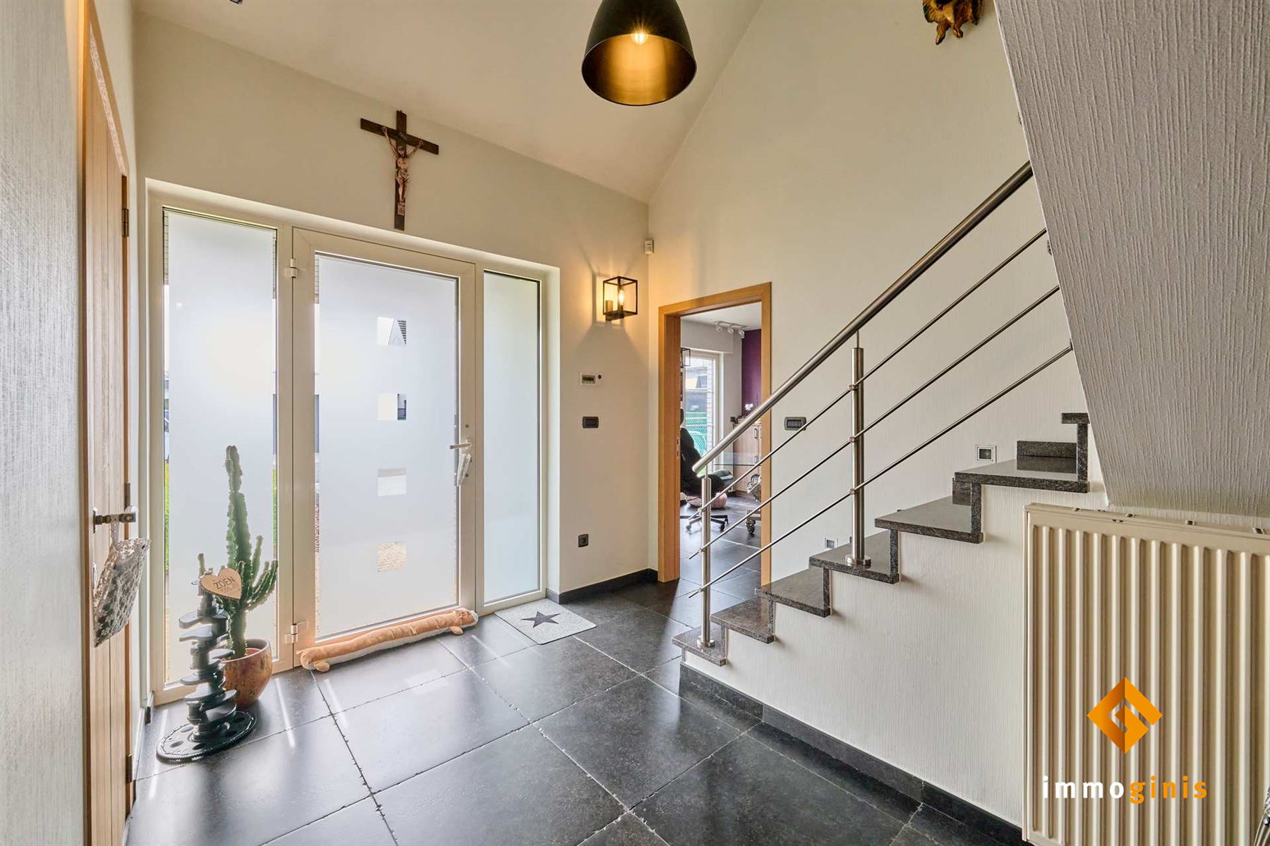 Luxueuze woning met 3 tot 5 slaapkamers en zéér grote, vrijstaande garage op een mooi perceel van 9a60ca. - foto 2