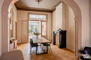 <p><span>Stijlvol en hoogwaardig gerenoveerd herenhuis met zuidgerichte stadstuin, gelegen op een absolute toplocatie in Antwerpen-Zuid! </span></p><p><span> </span></p><p><span>Gelijkvloers</span></p><p><span>Bij het betreden van dit neoclassicistische herenhuis in de Cuylitsstraat komt u in de royale inkomhal, waar de hoge plafonds, authentieke wand- en plafonddetails en de marmeren vloer onmiddellijk de grandeur van dit herenhuis weerspiegelen. Hier bevindt zich een gastentoilet met handenwasser. Vanuit de inkomhal bereikt u de leefruimte op eikenhouten visgraatparket, harmonieus ingedeeld in een eetkamer en een zithoek, beide voorzien van een originele marmeren schouw. Aansluitend bevindt zich de recente vernieuwde keuken op mortexvloer in hoogwaardig walnoothout, afgewerkt met composieten werkbladen en hedendaagse apparatuur. De keuken beschikt nog over een aparte ontbijtbar met sfeervolle koffiecorner. Via het grote schuifraam heeft u toegang tot het terras en de zuidgerichte tuin, een discrete en rustige buitenruimte in het hart van de stad.</span></p><p><span> </span></p><p><span>Eerste verdieping</span><span><br />De authentieke houten trap leidt naar de eerste verdieping. Hier bevindt zich de luxueus vernieuwde badkamer, voorzien van een dubbele marmeren wastafel en een meubel in massief gebrand eikenhout. Verder beschikt de badkamer over een ruime inloopdouche en een ligbad. Hiernaast is een apart toilet aanwezig. Op deze verdieping bevinden zich tevens twee ruime slaapkamers op eikenhouten visgraatparket, elk met een authentieke marmeren sierhaard. </span></p><p><span> </span></p><p><span>Tussenverdieping</span></p><p><span>De tussenverdieping omvat een recent volledig afgewerkte ruimte, voorzien van alle nodige aansluitingen voor een tweede badkamer. U dient hier enkel nog de sanitaire toestellen en verdere inrichting naar eigen smaak te voorzien.</span></p><p><span> </span></p><p><span>Tweede verdieping</span></p><p><span>De tweede verdieping omvat twee ruime slaapkamers op eikenhouten visgraatparket, opnieuw elk met een authentieke marmeren sierhaard. </span></p><p><span>Daarnaast bevindt zich een extra kamer die momenteel is ingericht als dressing. </span></p><p><span> </span></p><p><span>Derde verdieping</span><span><br />Op de derde verdieping bevinden zich twee slaapkamers en een kantoorruimte uitgerust met een op maat gemaakt wandmeubel in walnoothout. </span></p><p><span>De volledige verdieping is afgewerkt met een eikenhouten visgraatparket.</span></p><p><span> </span></p><p><span>Vierde verdieping/zolder</span></p><p><span>Op de vierde verdieping bevindt zich nog een volledig afgewerkte en praktische zolderruimte. </span></p><p><span> </span></p><p><span>Souterrain</span></p><p><span>Het herenhuis beschikt over een volwaardig souterrain dat zich uitstrekt over de volledige oppervlakte van de woning en is opgedeeld in meerdere functionele ruimtes.<br />Vanuit het souterrain is er bovendien directe toegang tot de tuin. </span></p><p><span>Het souterrain biedt mogelijkheden voor een praktijkruimte aan huis. </span></p><p><span> </span></p><p><span>Tuin</span></p><p><span>Aan de achterzijde van het herenhuis bevindt zich een zuidgerichte tuin met verschillende terrassen en veel privacy.</span></p><p><span> </span></p><p><span>Bijzonderheden</span></p><p><span>- </span><span>De bewoonbare oppervlakte is inclusief het souterrain (ca. 95 m²) en exclusief de afgewerkte bergzolder (ca. 30 m²).</span></p><p><span>- Het herenhuis is gelegen op een uiterst gegeerde locatie in Antwerpen-Zuid</span></p><p><span>- Gunstig EPC-label, elektriciteit conform en asbestveilig/vrij</span></p><p><span>- Sinds 2023 werd het herenhuis grondig gerenoveerd met behoud van authentieke elementen waardoor het karakter en de grandeur behouden is gebleven.</span></p><p><span> </span></p><p><span> </span></p><p><span> </span></p><p><span> </span></p><p><span> </span></p><p><span> </span></p><p><span> </span></p>