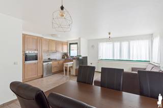 3 slaapkamerappartement in kleinschalig gebouw op de bovenste verdieping.<br /><br />Centraal gelegen op wandelafstand van Antwerpse Steenweg met winkels, openbaar vervoer en vlotte verbinding naar Antwerpen. Verschillende groene zones en recreatiemogelijkheden bevinden zich op korte afstand, waaronder het prachtige Hobokense Polder, een uniek natuurgebied toegankelijk voor wandelaars en fietsers.<br /><br />Indeling: Inkomhal met gastentoilet, leefruimte ca. 22 m² op tegelvloer met deels open keuken (ingebouwde koelkast/diepvries en gasvuur), berging met plaats voor wasmachine/droogkast. Te renoveren badkamer met ligbad en lavabo, 3 compacte slaapkamers op tegel. CV op gas.<br /><br />Extra’s:<br /><br />EPC-label C 213 kWh/m²/j<br />Elektrische installatie niet conform<br />Kleinschalig gebouw<br />Rolluiken<br />Appartement wordt momenteel verhuurd, huurcontract te respecteren