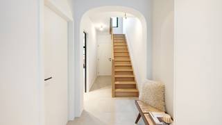 Ongetwijfeld één van de mooiste huizen in het centrum van het gezellige Heist-aan-Zee. Quasi nieuwbouw, totaal gerenoveerd met...