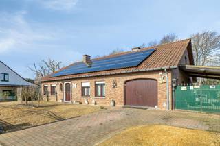 [[ DIT PAND NEEMT DEEL AAN DE ERA OPEN HUIZEN DAG OP 13/6 VAN 13:00 TOT 14:00 ]]
<p><strong>Koersel (Beringen): ruime gelijkvloerse woning te koop met aparte studio op perceel van bijna 10 are</strong></p>

<p>Deze woning is rustig en groen gelegen in Koersel, een deelgemeente van Beringen, en biedt een aangename woonomgeving met veel privacy. Dankzij de praktische indeling en het ruime perceel van net geen 10 are geniet u hier van comfort, ruimte en tal van mogelijkheden.</p>

<p>De woning beschikt over een volledig gelijkvloerse leefruimte, wat zorgt voor extra gebruiksgemak. Daarnaast werd de zolder omgevormd tot een volwaardige studio met een eigen ingang – ideaal voor verhuur, kangoeroewonen of een zelfstandige activiteit. Met een EPC-label D is er bovendien geen renovatieverplichting.</p>

<p><strong>Indeling:</strong></p>

<ul><li><strong>Kelder:</strong> praktische bergruimte</li><li><strong>Gelijkvloers:</strong> inkomhal, woonkamer, keuken, hal, apart toilet, drie slaapkamers, badkamer en ruime inpandige garage</li><li><strong>Eerste verdieping (studio):</strong> hal, woonkamer, keuken, slaapkamer en douchekamer – bereikbaar via een aparte ingang</li><li><strong>Buiten:</strong> terras, tuin en tuinhuis</li></ul>

<p><strong>Troeven:</strong></p>

<ul><li>Gelijkvloerse woning met praktische indeling</li><li>Aparte studio met eigen ingang (ideaal voor verhuur of kangoeroewonen)</li><li>Perceel van bijna 10 are</li><li>EPC-label D – geen renovatieverplichting</li><li>Rustige en groene ligging in Koersel</li></ul>

<p>Ontdek de mogelijkheden van deze veelzijdige woning en plan vandaag nog uw bezoek.</p>

<p> </p>

<p><strong>JOUW DROOMWONING. ZO GEVONDEN!</strong></p>