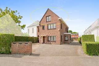 <strong>--- NIEUW --- Gunstig gelegen dakappartement met 1 slaapkamer incl. autostaanplaats.</strong><br /><br /><strong>👉 U kan de vastgoedvideo van dit zoekertje terugvinden via onze eigen website www.vastgoedspruyt.be.</strong><br /><br />Instapklaar appartement (54m²) in de nabijheid van het historisch centrum van Gent.<br /><br /><strong>Indeling;</strong><br />- Leefruimte met zithoek<br />- Keuken met ontbijtplaats<br />- Badkamer & toilet<br />- volwaardige slaapkamer<br />- Autostaanplaats <br /><br /><strong>Bijkomende troeven;</strong><br />Het appartement is zeer vlot bereikbaar en is gelegen op fiets-/wandelafstand van Gent-Centrum. Alle nodige voorzieningen zijn in de directe nabijheid terug te vinden, zoals winkels, scholen, openbaar vervoer, direct aan de oprit E17 en op wandel-/fietsafstand van het station Sint-Pieters,... Dit appartement is gelegen in een zéér aangename woonomgeving!<br /><br />- Instapklaar (starters-)appartement (zowel geschikt voor eigen bewoning als voor verhuur).<br />- Geen kosten gemene delen.<br />- Verwarming met warmtepomp / airco.<br />- EPC = B!<br />- Gelegen in een rustige straat.<br />- MOBI-score = 9,4!<br />- Mogelijkheid tot aankoop 2e autostaanplaats (plaatsen laadpaal is een mogelijkheid).<br />- Mogelijkheid tot aankoop zonnepanelen.<br /><br /><strong>VRAAGPRIJS: € 275.000,- (incl. 1 autostaanplaats)<br /><br />Interesse in deze unieke opportuniteit?<br />📞 Contacteer Michel Spruyt via 09/311.89.90<br />🌐 Of vraag uw bezoek aan via www.vastgoedspruyt.be</strong><br /><br /><strong>De verkoopdocumenten zijn ter inzage via: https://vastgoedspruyt.sharepoint.com/:f:/g/IgBa8YvCrtJoToesEgUjZ0EQAQOWh9kNRTSkHB_LEl2nolo?e=FtGbse<br /><br />Vg-Gvv-Wg-Vkr-Gmo. Vermoedelijke asbestvrije woning - Geen beschermd monument - Geen bouwkundig erfgoed - Overstromingsgevoeligheid; P-score; D & G-score; D.</strong><br />