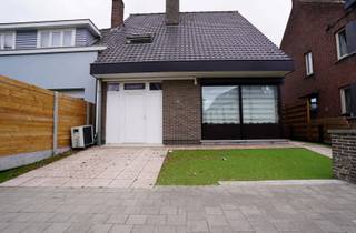 PROFITEER NU NOG VAN 2% NOTARIS !<br />Je leeft binnen; in deze ogenschijnlijk kleine woning is er een zee van ruimte.<br />De pas geplaatste veranda is de 15m² dagliving geworden, met (zoals overal) lucht-lucht warmtepomp als verwarming/koeling; de 24 m² avondliving bevindt zich aan de straatkant. Hier zijn de ramen vernieuwd en uitgerust met automatische rolluiken. Nieuw, luxueus sanitair beneden en boven, nieuwe geheel ingerichte leefkeuken. Marmeren trap naar de verdieping, 3 balzalen van slaapkamers (18, 20 & 24 m²) en een grote ca 40m² geïsoleerde zolder, mits vaste trap, bruikbaar als extra slaapkamer. De garage is omgevormd tot 18m² slaapkamer op het gelijkvloers; je kan immers je wagen ervoor stallen. Terug gebruiken als garage ? Geen probleem. <br />Het huis ligt aan de tramhalte naar Gent, alle faciliteiten zijn hier op wandelafstand.<br />Ideaal voor een groot gezin, voor kangoeroe-wonen, LAT , of voor iemand die een bureel nodig heeft.<br />EPC B, electro conform en asbest zorgvuldig beheer. Prijs bespreekbaar. MOET DRINGEND WEG