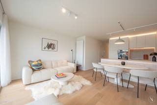 Gelegen op de vijfde verdieping van een stijlvolle residentie aan de Kustlaan, tussen het Van Bunnenplein en het Lichttorenplein, bevindt zich dit smaakvol gerenoveerde appartement met een zuidgericht terras over de volledige gevelbreedte.<br /><br />Indeling:<br /><br />Inkomhal met gastentoilet en vestiaire<br />Lichtrijke woonkamer met toegang tot het zonovergoten terras<br />Volledig uitgeruste open keuken met moderne toestellen<br />Master bedroom met ingemaakte kasten en ensuite badkamer<br />Tweede slaapkamer met dubbelbed en maatkasten<br />Derde kamer, ideaal als kinderkamer, bureau of dressing<br />Extra troeven:<br />De residentie ondergaat momenteel een grondige gevelrenovatie. De zijde van het appartement (kant Lichttorenplein/Kustlaan) bevindt zich reeds in de laatste afwerkingsfase en is zo goed als voltooid. De tweede fase (kant Van Bunnenplein) is gestart, maar heeft geen impact op dit appartement. Bovendien staan ook de inkomhallen op het gelijkvloers op de planning voor vernieuwing, met een voorziene start in het najaar van 2025 of voorjaar 2026 – een extra meerwaarde op termijn.<br /><br />Een instapklaar appartement op een absolute A-locatie, perfect als tweede verblijf of investering aan zee.