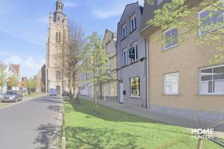 Achter deze gevel schuilt een verrassend ruime en volledig gerenoveerde woning waar comfort, charme en ligging perfect samenkomen.<br /><br />De lichtrijke leefruimtes en drie volwaardige slaapkamers bieden alle ruimte voor het hele gezin. De indeling is praktisch en aangenaam, met voldoende plaats om zowel te leven als te ontspannen. Buiten geniet je van een charmante stadskoer met een uniek en rustgevend zicht op de Sint-Michielskerk — een zeldzame troef die deze woning een bijzonder karakter geeft.<br /><br />Dankzij de totaalrenovatie in 2012 (keuken, badkamer, ramen, elektriciteit en dakisolatie) is deze woning volledig instapklaar en voorzien van alle hedendaags comfort.<br /><br />De ruime garage vormt een absolute meerwaarde, zeker in deze centrale omgeving. Bovendien bevinden winkels, scholen, horeca en openbaar vervoer zich allemaal op wandelafstand, wat zorgt voor een uiterst vlotte en aangename woonervaring.<br /><br />Extra weetje: de Arme Klarenstraat dankt haar naam aan het vroegere klooster van de Arme Klaren dat zich in deze buurt bevond — een stukje Roeselaarse geschiedenis dat vandaag nog steeds bijdraagt aan de charme en authenticiteit van de omgeving.<br /><br />Kortom, een warme en ruime gezinswoning op een historisch interessante locatie, waar rust en stadsleven hand in hand gaan.<br /><br />Voor meer informatie of een plaatsbezoek contacteer Home Hunters via hallo@homehunters.be of op het nummer 057/377.477