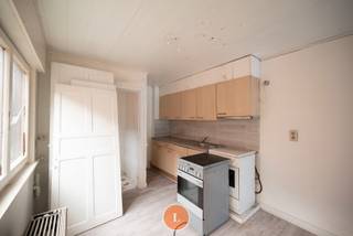 Gelegen in Wevelgem bieden wij u deze woning aan die een totaalrenovatie vereist –<br />ideaal voor wie op zoek is naar een <strong>renovatieproject </strong>met potentieel.<br /><br />De indeling is als volgt: een leefruimte met aansluitend een keuken en badkamer. Achteraan vind je een terras en een tuin, die mits opfrissing omgevormd kunnen worden tot een aangename buitenruimte.<br /><br />Op de eerste verdieping bevinden zich <strong>2 slaapkamers</strong>.<br /><br />Geïnteresseerd in dit renovatieproject?<br />