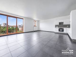 <strong>Immo Van Middelem verkoopt dit instapklare lichtrijke appartement van +/- 85m² gelegen op de 4de verdieping van een modern gebouw uit 2002. Het appartement bestaat uit 2 slaapkamers, een terras, kelder en ondergrondse parkeerplaats (INBEGREPEN IN DE PRIJS).</strong><br /><br />Gelegen op het iconische Vossenplein geniet dit appartement van een uitzonderlijk centrale ligging in de populaire Marollenwijk. De Zavel, Sint-Gillis en het stadscentrum bevinden zich op wandelafstand. <br />Ook qua mobiliteit scoort deze locatie uitstekend: diverse metro- en tramhaltes liggen in de onmiddellijke omgeving, het Zuidstation bevindt zich vlakbij en dankzij de vernieuwde fietsinfrastructuur langs de Zuidlaan verplaatst u zich vlot doorheen Brussel.<br /><br />De indeling is als volgt (4de VERDIEPING, met lift):<br />- inkomhal met WC, 2 slaapkamers, badkamer met inloopdouche en wasruimte, ruime living (salon en eetplaats) met schuifdeur naar het terras;<br />- kelder (4m²)<br />- ondergrondse privéparkeerplaats<br />- gemeenschappelijke fietsenstalling<br /><br />Gemeenschappelijke lasten (onderhoud/schoonmaak en elektriciteit gemene delen, lift, syndicus, blokpolis,...) +/- 240€ per maand, INCLUSIEF VOORSCHOT water en chauffage. Jaarlijks volgt een individuele afrekening van het werkelijke verbruik.<br /><br />EPC: 233 kWh/m².jaar - Label E (UC:765710).<br />Vrij bij akte.