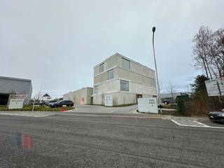 Nieuwbouw kantoor van 142 m² in combinatie met een nieuwbouw magazijn van 180 m² te koop in Zwevegem op amper 900 m van de Oudenaardsesteenweg...