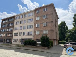 Op zoek naar een zeer centraal gelegen en ruim appartement met 2 slaapkamers aan de rand van Merksem? Zoek dan niet verder!Dit appartement is gelegen...
