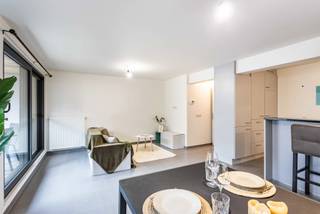 Op zoek naar een instapklaar appartement op een topligging in Asse? Dan is dit appartement in de recente residentie “De Loods” (bouwjaar 2014) zeker een bezoek waard. Gelegen op de Neerstraat 54 geniet u hier van een uiterst centrale ligging, met de markt van Asse, scholen, winkels, openbaar vervoer, het station en het ziekenhuis allemaal op wandelafstand. <br /><br />Een ideale uitvalsbasis voor wie comfortabel en vlot bereikbaar wil wonen.<br /><br /><span>Indeling </span><br /><br />Bij het binnenkomen wordt u verwelkomd in een ruime inkomhal met voldoende plaats voor een vestiaire of dressing. Deze leidt u naar de lichtrijke woon- en eetkamer, waar de grote raampartijen zorgen voor een aangename, open sfeer. Aansluitend bevindt zich de moderne open keuken, volledig uitgerust met alle hedendaags comfort, evenals een praktische berging. <br /><br />Vanuit de leefruimte heeft u rechtstreeks toegang tot het zuidgericht terras, waar u in alle rust kan genieten van de zon.<br /><br />Het appartement beschikt over twee bijzonder ruime slaapkamers(16,5 m² en 16 m²), een stijlvolle badkamer met inloopdouche en dubbele lavabo, en een aparte toiletruimte. Dankzij de recente bouw en de kwalitatieve afwerking is het appartement volledig instapklaar. <br />Bovendien geniet u van een <span>gunstig EPC (A), conforme elektriciteit, een privatieve kelder, individuele tellers en een lift die tot in de ondergrondse verdieping gaat</span>.<br /><br />Als extra troef is er de mogelijkheid om een <strong>ondergrondse garagebox</strong> met automatische poort aan te kopen voor <strong>€25.000.</strong><br /><br />Kortom, een comfortabel en verzorgd appartement op een uitstekende ligging in Asse. <br />Interesse? Contacteer ons vandaag nog voor een bezoek ter plaatse via <strong>info@impromove.be of 02 887 80 56</strong>.