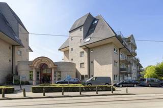 Cet appartement fait partie de la résidence « Mayflower », une résidence de service située à Sint-Denijs-Westrem qui est en train d'être transformée en un complexe résidentiel pour un mélange de générations. <br /><br />En plus d'utiliser votre propre appartement avec terrasse, vous pouvez profiter des services de l'hôtel dans les espaces communs (au tarif journalier fixe de 13,50 EUR) ; bar, restaurant, piscine chauffée, fitness, jardin ensoleillé...<br /><br />Aménagement de l'appartement ; <br />hall d'entrée avec vestiaire, placard et toilettes - salon - cuisine - terrasse - chambre à coucher - salle de bain <br /><br />Les frais communs s'élèvent à 80,00 EUR/mois et sont destinés à l'entretien des parties communes ainsi qu'à une avance sur la consommation d'eau privée.<br /><br />L'appartement est disponible immédiatement !