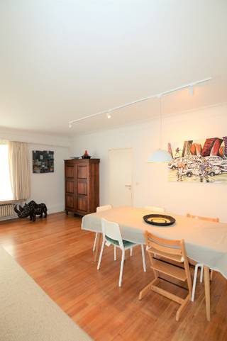 Appartement gelegen op wandelafstand van het Vrijbroekpark maar toch in het centrum van Mechelen, nabij scholen en winkelstraten.<br /><br />Indeling: Ruime lichtrijke woonkamer, keuken met aanliggende berging (met inbouwkasten en alle voorzieningen zoals aansluiting wasmachine en droogkast).<br />Via de ruime inkomhal komt u in de 3 slaapkamers, badkamer met ligbad en een apart toilet en terras.<br />Er is ook een ruime kelder.<br /><br />Het appartement is voorzien van inbouwkasten in de slaapkamers, badkamer, berging en inkomhal.<br />Algemene kosten 130 euro/maand inclusief verwarming.<br /><br />Bruikbare vloeroppervlakte 147 m²<br />Gunstig EPC-B attest<br />Het appartement is beschikbaar vanaf 01/02/2027.<br /><br />Voor meer info of een bezoek via info@immovos.be of 0492 63 58 05.