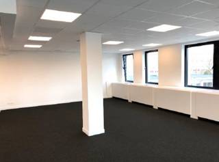 Kantoren te huur met een ideale ligging dicht bij het centrum van Namen.Openbaar vervoer en voorzieningen in de buurt.Parking Inside: 1.000...
