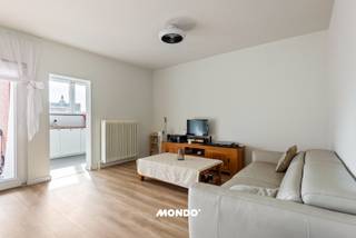 Bent u op zoek naar een instapklaar appartement waar comfort, energiezuinigheid en een centrale ligging samenkomen? Dit goed onderhouden appartement aan de Ijzerenweg 2 in Willebroek biedt alles wat u zoekt: twee volwaardige slaapkamers, een gunstig EPC-label B en een privatieve garagebox inbegrepen in de prijs!<br /><br />De ruime woonkamer vormt het hart van de woning en sluit naadloos aan op de functionele keuken. Via het grote schuifraam heeft u toegang tot het overdekte terras, waar u het hele jaar door kunt genieten van een buitenmoment, ongeacht het weer.<br />Twee volwaardige slaapkamers: Geen compromissen qua ruimte; beide kamers bieden voldoende plaats voor een dubbel bed en kastenwand.<br />Praktische berging: Ideaal voor extra stockage en aansluitingen.<br /><br />Met een uitstekende EPC-score van 128 kWh/m² (Label B) bent u verzekerd van een laag energieverbruik en een toekomstbestendige investering. Geen renovatieverplichting, simpelweg de sleutels ophalen en verhuizen.<br /><br />Een absolute meerwaarde is de bijhorende aparte garagebox. In een drukke omgeving is parkeercomfort en extra beveiligde opslagruimte een onschatbare luxe.<br /><br />De ligging aan de Ijzerenweg 2 is strategisch en gegeerd:<br /> Uitstekende verbinding met de A12 (Antwerpen-Brussel) en N16. Het treinstation van Willebroek ligt op wandelafstand.<br />Vlakbij het kanaal en diverse parken voor wandelaars en fietsers.<br />Winkels, scholen en openbaar vervoer bevinden zich in de directe nabijheid.<br /><br />Het appartement is momenteel verhuurd, huurprijs op aanvraag. <br /><br />Interesse?<br />Wacht niet te lang en plan vandaag nog uw bezoek aan dit leuke pand in Willebroek!<br /><br />Contacteer ons voor meer informatie of een afspraak.<br />tim@mondovastgoed.be<br />0483 60 60 60