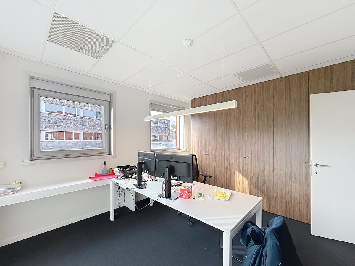 Bureau au rez-de-chaussée à louer à Ypres - photo 3