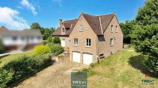 <p><span>SOUS OPTION Sur la belle commune de Silly, à Hoves, une impressionnante maison d'habitation partiellement de plain-pied. L'ensemble est très harmonieux et propose une imposante entrée d'accès et un grand jardin. La maison se compose d'un hall d'entrée de 6 m² sous carrelage d'époque. Une pièce de vie lumineuse de 42 m² avec son poêle à bois. Une cuisine rustique de 15 m² qui offre une magnifique vue sur le jardin. une arrière cuisine de 6 m² qui sert de buanderie et de débarras. De plain-pied, sous carrelage imitation parquet, via un hall de nuit, 3 chambres de 14, 13 et de 8 m², un bureau de 9 m², une salle de douche italienne entièrement remise au goût du jour de 8 m² + WC et un WC séparé pour les invités. A l'étage, via un escalier en bois, un hall de nuit de 15 m² et 2 très belles et grandes chambres de 32 m² chacune, une salle de douche, un WC et un grand grenier latéral de 25 m². L'ensemble de la maison est équipé de caves pour tout entreposage et toutes passions de bricolage et de 2 grands garages. Nombreux emplacements de parking dans la propriété. Faire offre à partir de 420.000€. Infos et visites au 02/355.50.55. </span></p>