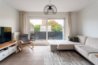 Dit appartement is gelegen in de kindvriendelijke en groene residentiële wijk, op een steenworp van het centrum van Hoboken en de stad Antwerpen. In de directe omgeving vindt u openbaar vervoer, winkels, scholen, parken en tal van ontspanningsmogelijkheden. Ook belangrijke invalswegen zoals de Antwerpse Ring en de snelwegen A12, E19 en E17 zijn vlot bereikbaar.<br />Dit appartement bevindt zich op de 1ste verdieping van een recent en kleinschalig gebouw met lift. Bij het binnenkomen komt u terecht in de inkomhal, die deels kan worden ingericht als vestiaire en toegang biedt tot alle ruimtes.<br />De lichtrijke woonkamer geeft uit op het zonnige terras. Aansluitend bevindt zich de open keuken, die volledig is uitgerust met alle comfort.<br />Achteraan het appartement bevinden zich 2 ruime slaapkamers met zicht op de groene binnentuin. Tussen de slaapkamers is er bovendien een extra ruimte die perfect kan dienen als bureau.<br />De badkamer is voorzien van een bad-douchecombinatie en een dubbele wastafel. Daarnaast is er een apart WC en een praktische berging met aansluiting voor wasmachine en droogkast.<br />Tot slot beschikt het appartement over 2 extra troeven: een ondergrondse autostaanplaats (verplicht mee aan te kopen voor €15.000) en een ruime privatieve berging naast de staanplaats.<br />Het gebouw beschikt eveneens over een gemeenschappelijke fietsenstalling.<br />EPC: A-P- & G-score: D-Stedenbouw Vg-Wg-Gmo-Gvkr-Gvv<br />Surf naar www.walls.be of bel 03 233 33 00 voor meer info of een bezoek ter plaatse.