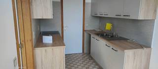 Aangenaam appartement op de 2de verdieping. Geen lift.Inkomhall, aparte WC met lavabo, 2 slaapkamers met vinyltegels.Gerenoveerde badkamer met ligbad...