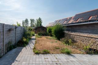 Deze instapklare woning te koop is gelegen langs de Stenedorpstraat te Oostende - Stene. <br />U bevindt zich hier in het rustige en gezellige Stene, maar bevindt zich op een boogscheut van scholen, winkels, openbaar vervoer en belangrijke uitvalswegen naar het centrum van Oostende.<br /><br />Indeling:<br />* Gelijkvloers: <br />- inkomhall met gastentoilet voorzien van een handwaslavabo<br />- lichtrijke leefruimte met een prachtige glaspartij met zicht op de tuin<br />- open keuken uitgerust met een dubbele spoeltafel, keramische kookplaat, vaatwas, oven en microgolf<br />- berging<br />- zonnig terras voorzien van een zonneluifel<br />- prachtige tuin voorzien van een tuinhuis en waar u de ganse dag geniet van de zon <br /><br />* Eerste verdieping: <br />- nachthall<br />- badkamer voorzien van een dubbel lavabomeubel met spiegelkast, ligbad, douche, toilet en aansluiting wasmachine<br />- slaapkamer 1 (14m²) <br />- slaapkamer 2 (10m²)<br />- slaapkamer 3 (10m²)<br /><br />* Zolderruimte (te betreden via uitschuifbare trap)<br /><br />Een prachtige woning met enorm veel potentieel en de perfecte basis voor uw nieuwe thuis. Plan vandaag nog uw bezoek in en laat u verrassen door de ruimte en het licht!<br /><br />Bestuursmaatregelen in het maatregelenregister: nee
