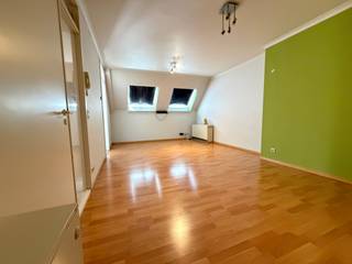 Registreer je bezoek via deze link: https://Vlaemynck.mijnhuurprofiel.be/property/b12531fc-e437-401a-90a9-40be2ba16b7d<br /><br />Dit appartement met twee slaapkamers geniet van een uitstekende ligging, erg centraal in Tielt. <br />Gelegen op de tweede verdieping van de residentie en bereikbaar met de trap of lift. <br /><br />Het pand heeft volgende indeling:<br />Ruime leefruimte, keuken met ontbijthoek, nachthal, 2 ruime slaapkamers, berging, badkamer, apart toilet. <br /><br />De prijs van 650 EUR/ maand is inclusief syndicuskosten!<br />Onmiddellijk beschikbaar.<br /><br />Enkele troeven:<br />- Uitstekende ligging;<br />- Geen extra syndicuskosten;<br />- Ruime slaapkamers.<br /><br />Interesse?<br />Bezoeken worden enkel ingepland via 'MijnHuurprofiel'.