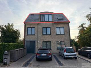Mooi appartement met 1 slpk en terras te Herenthout! <br /><br />Dit appartement bestaat uit een inkomhal met apart gastentoilet, een lichtrijke woonkamer, keuken met eetruimte, één ruime slaapkamer (met inbouwkast), badkamer (voorzien van douche, wastafel en aansluiting voor wasmachine), aparte berging, zolder (zonder vaste trap), ruim aangenaam terras en buitenautostaanplaats.<br /><br />De huurprijs bedraagt 700 euro per maand. Er zijn geen gemeenschappelijke kosten!<br /><br />Alle verbruik is individueel. <br /><br />Het appartement is beschikbaar vanaf 01/01/2027 en kan eventueel nog overeengekomen worden voor een vroegere termijn! <br /><br />De EPC-waarde bedraagt 283 kWh/m² (Label C). <br /><br />Hebt u interesse in dit mooie appartement te Herenthout? <br />Contacteer ons via info@debaco.be of bel ons op 014/73.77.77 voor een bezoek ter plaatse!