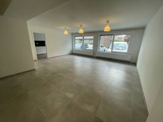 Dit ruime gelijkvloers appartement met 3 slaapkamers en grote ondergrondse kelder is ideaal gelegen: midden in de stad, maar toch erg rustig...