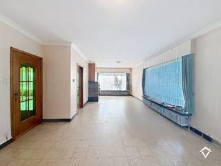 Deze ruime gezingswoning is gelegen op een grondoppervlakte van 588 m² en heeft een bruikbare vloeroppervlakte van 347 m².<br /><br />Deze eigendom bestaat uit: polyvalente ruimte - woonkamer - keuken - kelder - bureau - 1 toilet op het gelijkvloers - terras - tuin - berging - garage met zoldering - nachthal - 1 toilet op de bovenverdieping - 5 slaapkamers - badkamer - zolder. <br /><br />Dit is een woning met veel mogelijkheden.